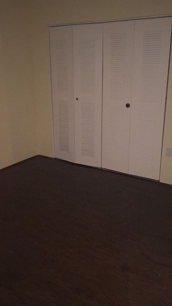 Building Photo - 212 Palm Cir E