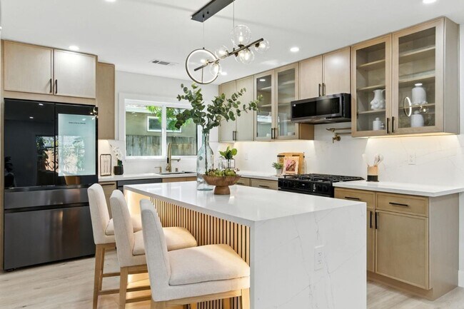 Building Photo - Refined Redwood City Living: Exquisitely R...