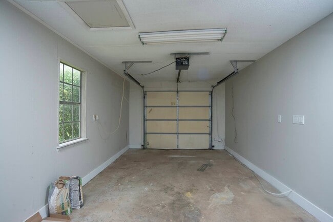 Building Photo - Spacious 3 bedroom/2 bath ranch- South Huntsville!