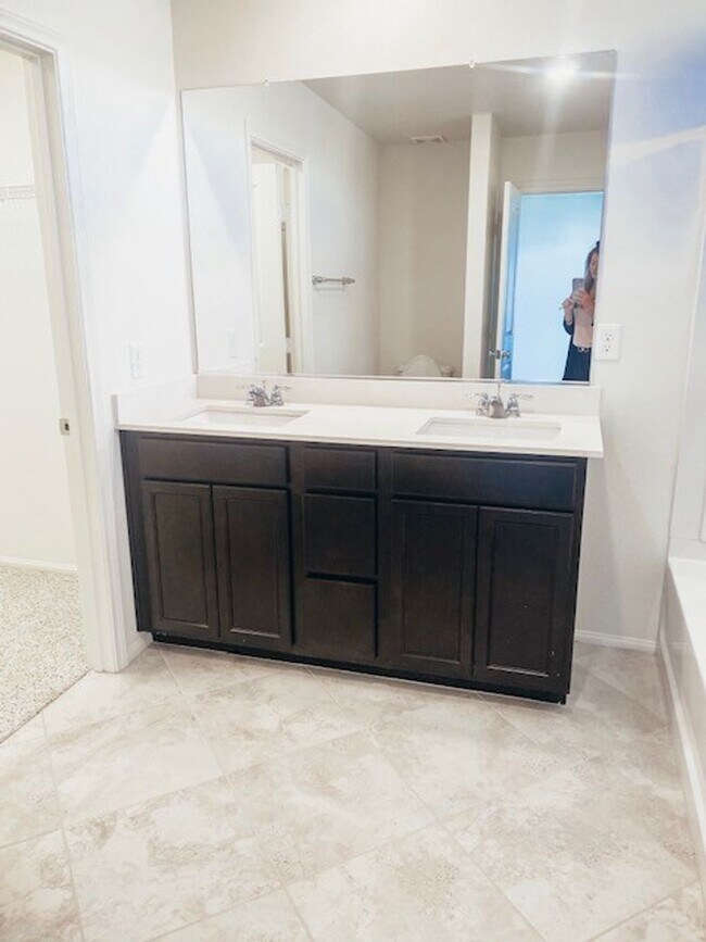 Building Photo - Beautiful Townhome in a Gated Community with 2-Car Garage!!