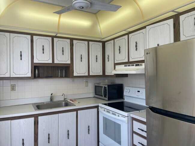 Building Photo - 705 Normandy O