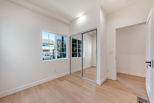 Building Photo - Modern Upstairs 3-Bedroom at 4222 1/2 | On...