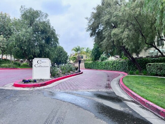 Building Photo - Redlands Home in Gated Community