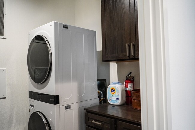 Building Photo - Live Comfortably at CreekHouse – Available...