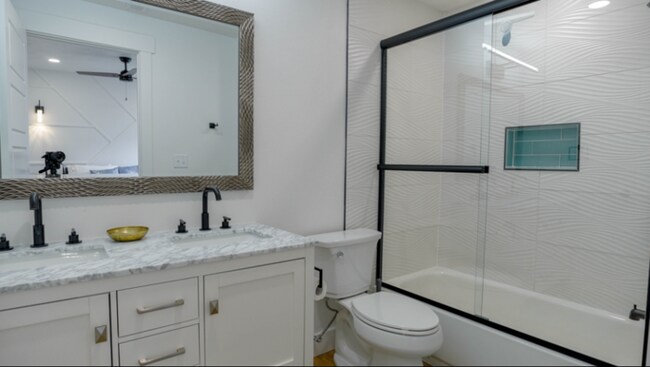 Building Photo - FURNISHED MONTH TO MONTH with 20x30 Storage!