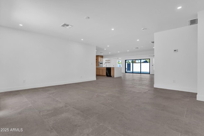 Building Photo - 8430 E Fairmount Ave