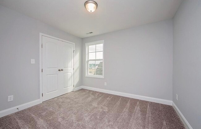 Building Photo - 5252 Debut Ave