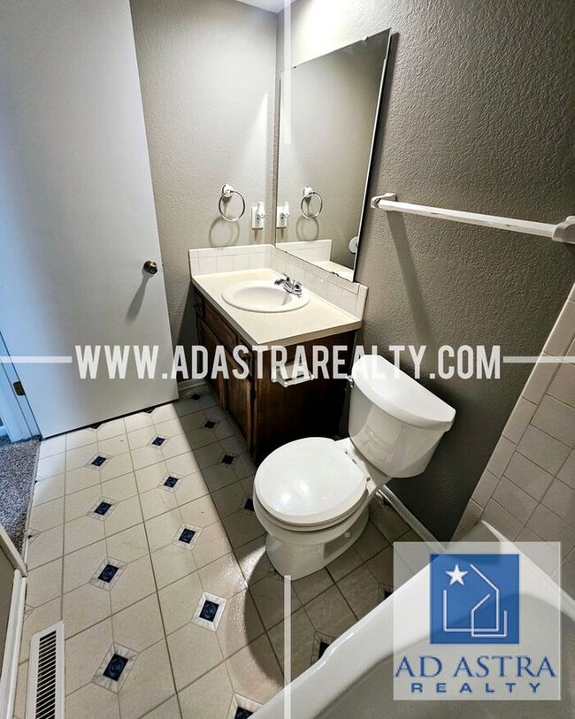 Building Photo - Nice 3 bed 1.5 bath townhouse in Olathe-Co...