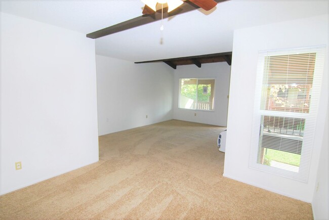 Building Photo - 2nd Floor 2 Bedroom Condo in Gated Communi...