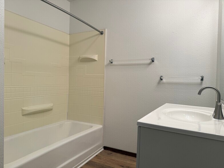 Bathroom - 1324 Bluff Ave