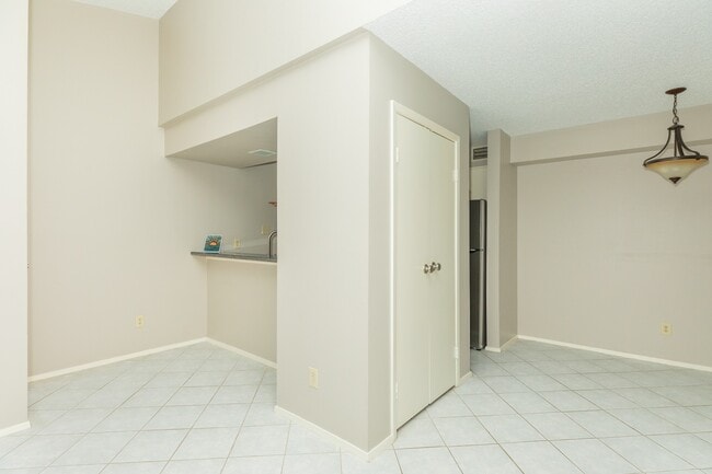 Building Photo - 7128 N Holiday Dr
