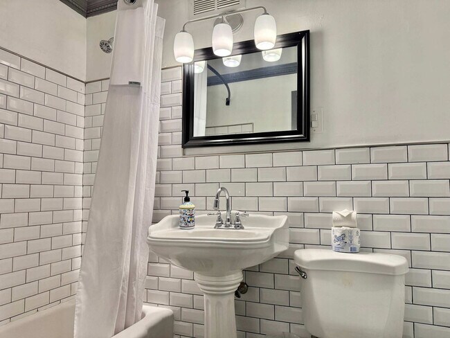 Building Photo - 215 Piedmont Ave NE