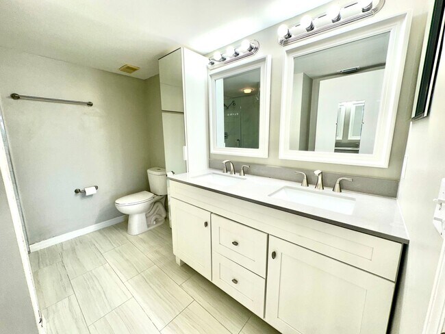 Building Photo - ** EMERALD LAKES ** 2 BED / 2 BATH CONDO - LAKE VIEW - CENTRAL NAPLES - ANNUAL RENTAL