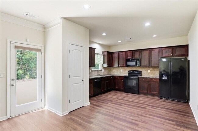 Building Photo - 906 Donington Cir SE
