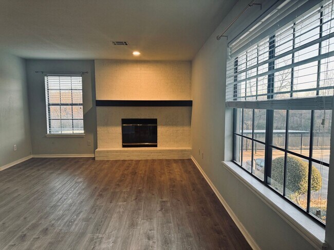 Building Photo - Beautifully Updated 2BR/2BA Condo in Gated Community – Modern Finishes & Pool Access