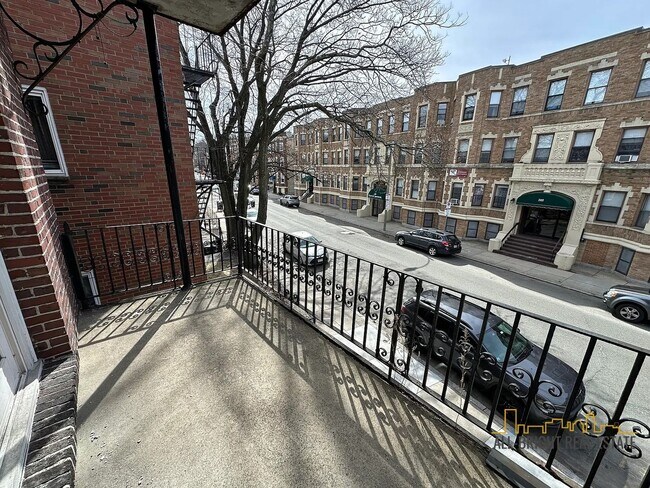 Building Photo - 194 Kelton St