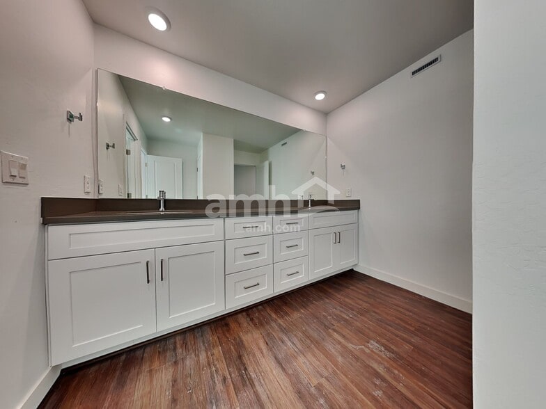 Building Photo - 2124 W Alicia Dr