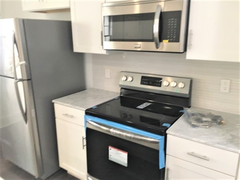kitchen with stove/microwave/refrigerator - 511 Toulouse St