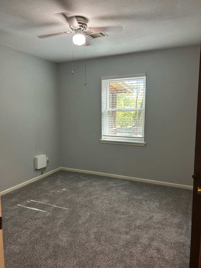 Building Photo - Spring Creek Loop