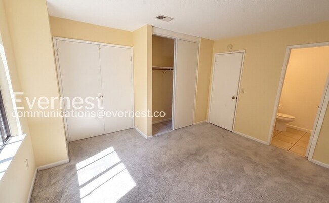 Building Photo - 914 Valley Run