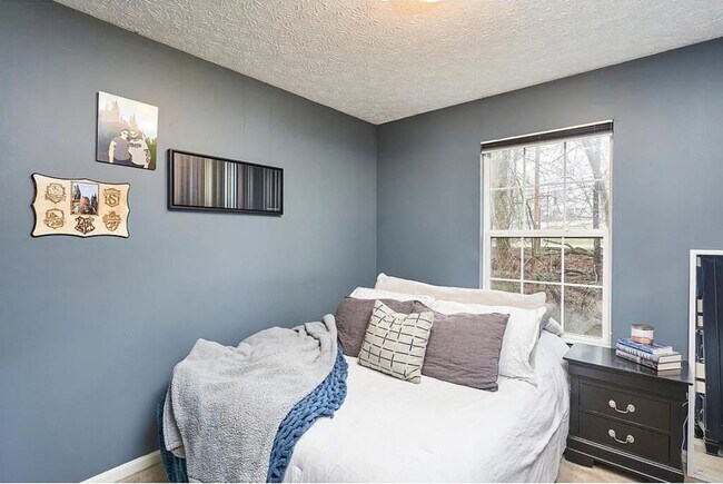 Building Photo - 3 bedroom 2.5 bath single family home