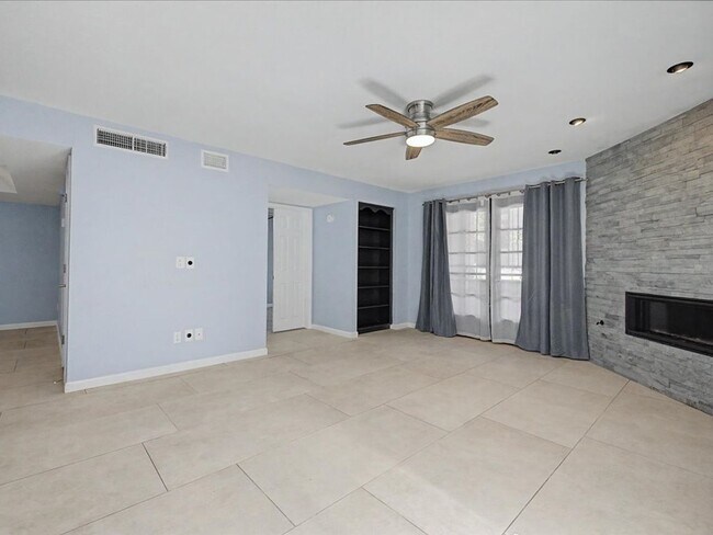 Building Photo - 8271 N Oracle Rd