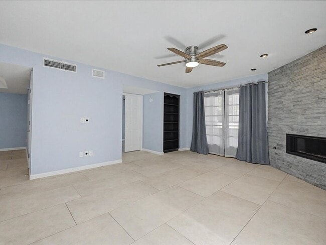 Building Photo - Charming 2 Bed / 2 Bath Downstairs Unit with Great Amenities!