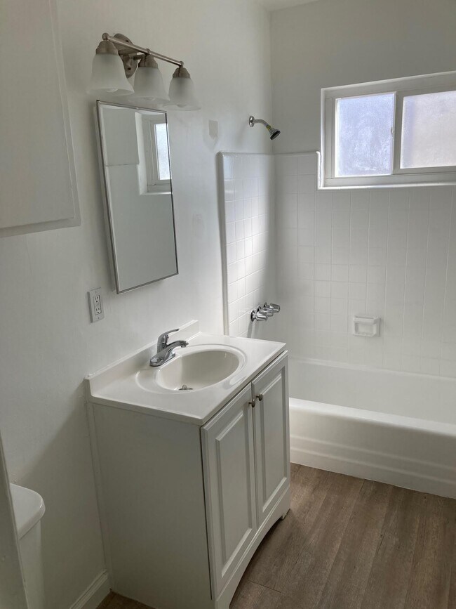 Bath - 11877 Idaho Ave