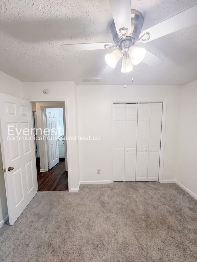 Building Photo - Spacious  Home with Deck, Patio, and Garage! / 3 Bed, 2 Bath / Available now!