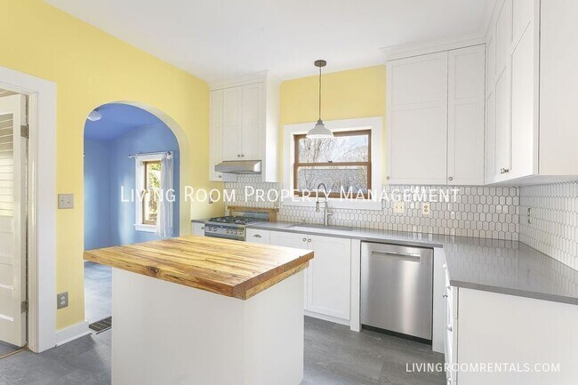 Building Photo - 1927 SE Spokane St