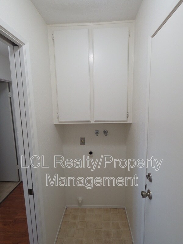 Building Photo - 28235 Encino Dr