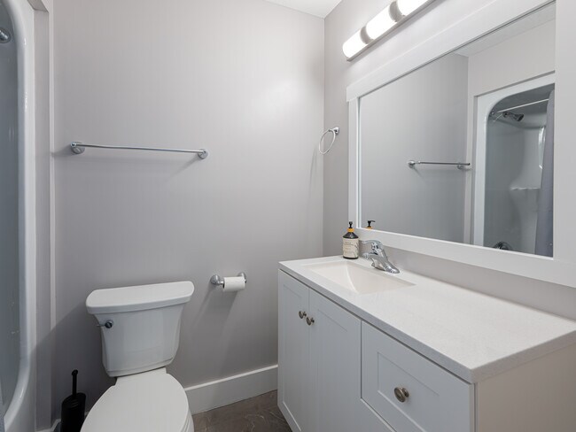 Building Photo - 3 Southwicke Ct