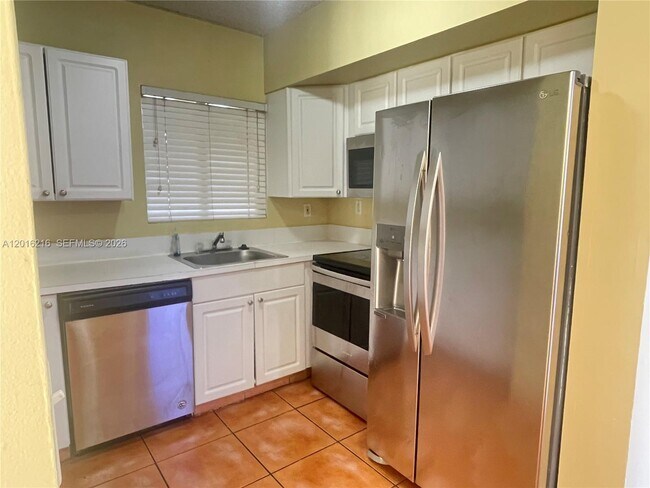Building Photo - 6255 SW Kendale Lakes Cir
