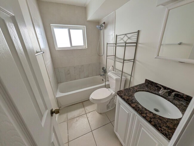 Building Photo - 817 Lighthouse Dr