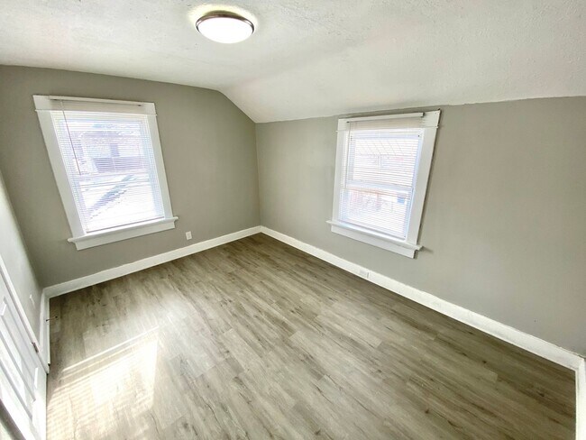 Building Photo - Newly Rehabbed Single Family in Dayton!: N...