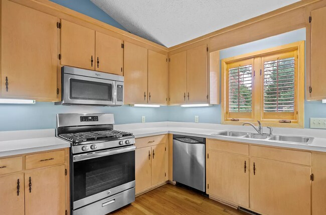 Building Photo - GREENVILLE LOOP- 3 bed | 2 bath house w/ p...