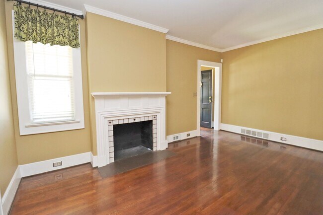Building Photo - Charming 3 Bedroom, 2 Bath Brick Bungalow ...