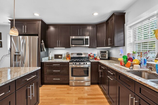 Building Photo - 4725 Springbrook Dr