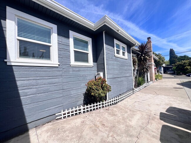Building Photo - Fully Updated Home in San Leandro Available for Rent!!