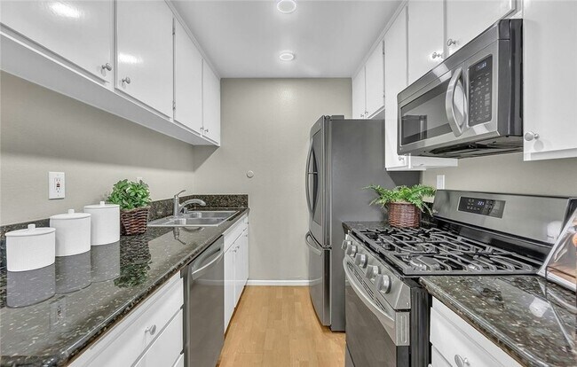 Building Photo - 3907 La Crescenta Ave