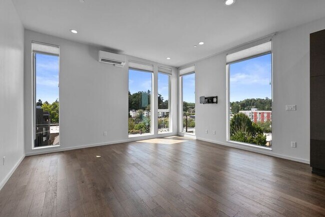 Building Photo - Stunning Columbia City Townhome w/ Views and Air Conditioning