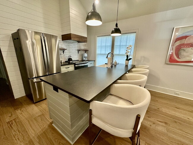 Building Photo - Low Country Cottage located in the Heart of Bluffton!