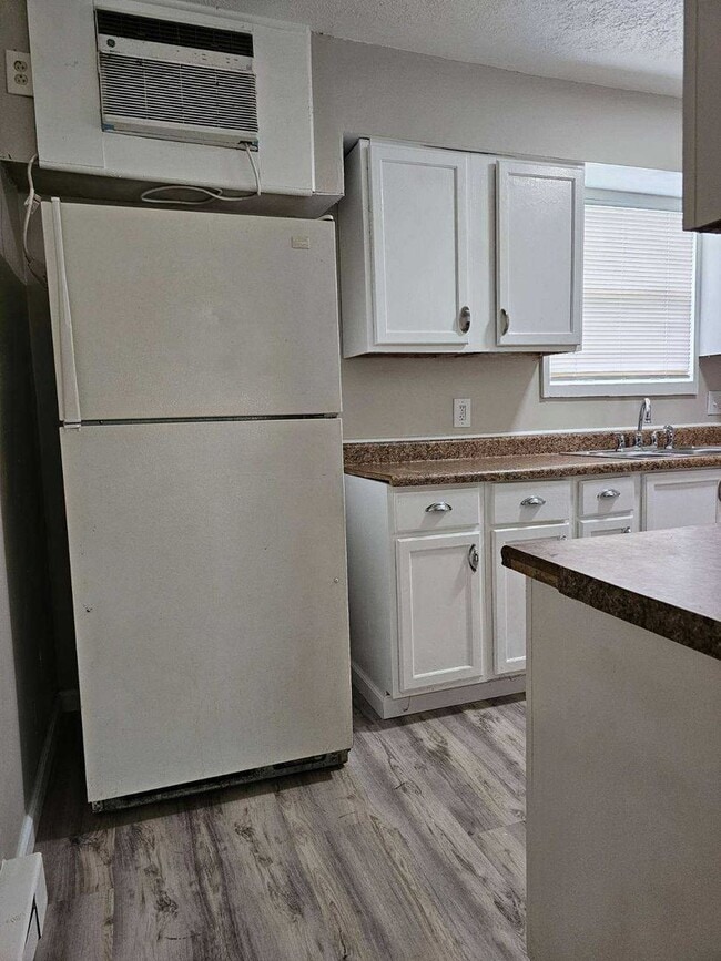 Building Photo - 6028 Laurel Hall Dr