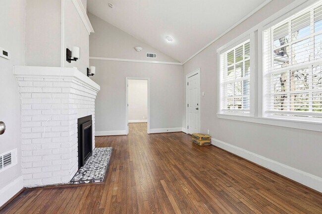 Building Photo - Updated 3BR Home with Large Yard Near Grant Park and Summerhill