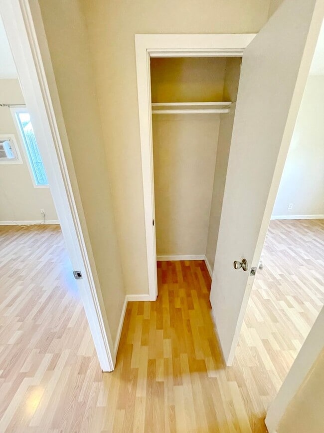 Building Photo - 3 Bed 1 Bath Unfurnished house in the Hear...