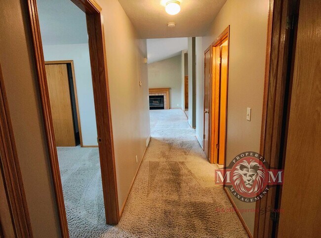 Building Photo - 5 BD 3 BA 2900 sq ft HOME IN DRAPER.