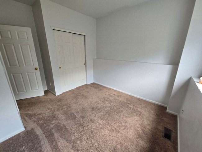 Building Photo - Great 3 bedroom townhome