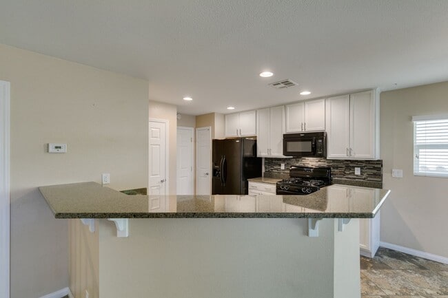 Building Photo - GORGEOUS HOME WITH TONS OF UPGRADES*MOUNTA...