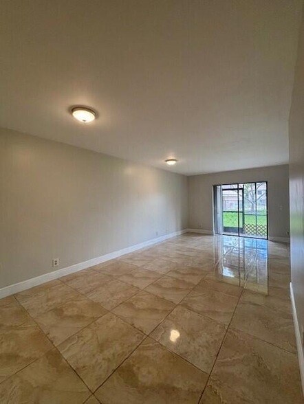 Building Photo - 6748 Palmetto Cir S