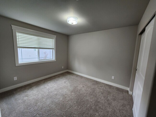 Building Photo - Large Spacious 4 Bed Home